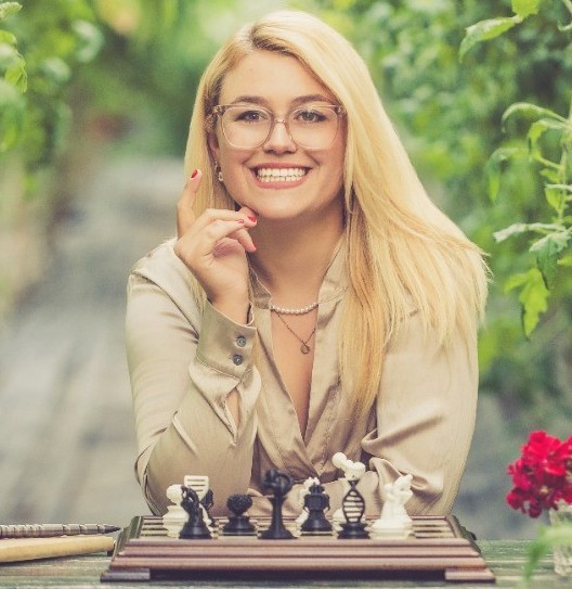 Caroline Uhl am Schachbrett